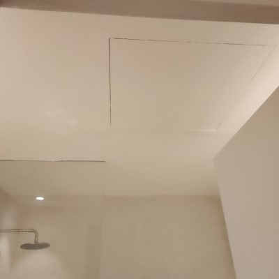 תקרת גבס עם פתח שירות בחדר אמבטיה