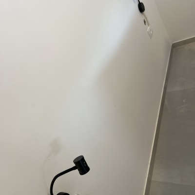 שני גופי תאורה שחורים מותקנים על קיר לבן