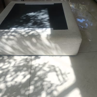 ניקוי ספה עם אור וצל על הרצפה