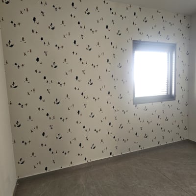 קיר עם טפט מעוצב ודוגמאות קטנות