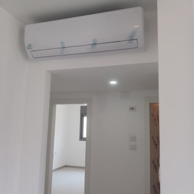 מזגן מותקן על קיר גבס בחדר פנימי