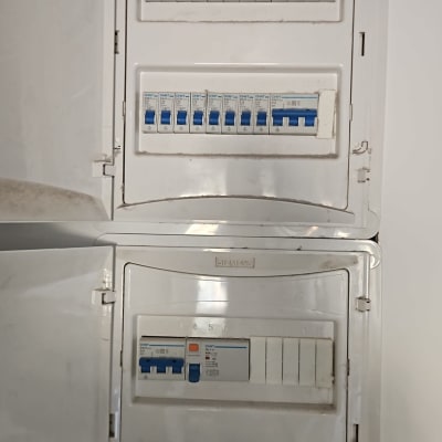 לוח חשמל עם מפסקים ומתגים