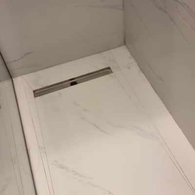 מקלחת עם רצפת שיש ומברשת ניקוי