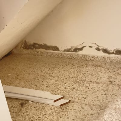 קיר עם צבע מקולף