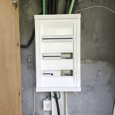 לוח חשמל עם מפסקים וחוטי חשמל גלויים