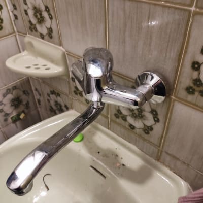 ברז כרום מותקן על קיר מעל כיור