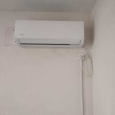 מזגן מותקן על קיר עם חוט חשמל מחובר