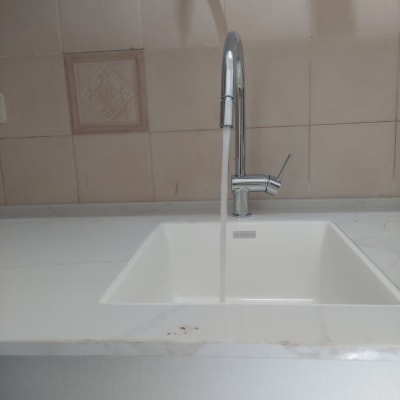 ברז מים זורם בכיור מטבח