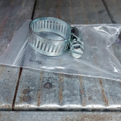 חבק מתכת על שקית פלסטיק על שולחן מתכת