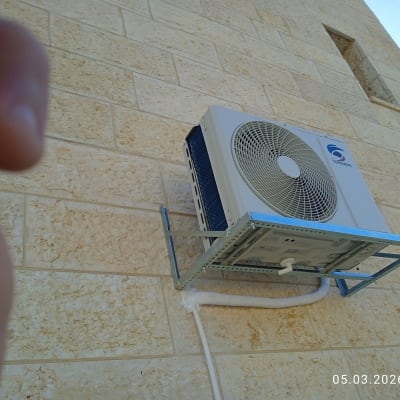 יחידת מיזוג אוויר מותקנת על קיר חיצוני.