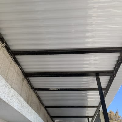 סוכך פלסטיק גלי עם מסגרת מתכת שחורה