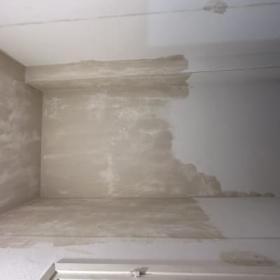 קיר עם שכבת צבע חלקית בתהליך צביעה