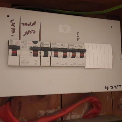 לוח חשמל עם מפסקים ומתגים