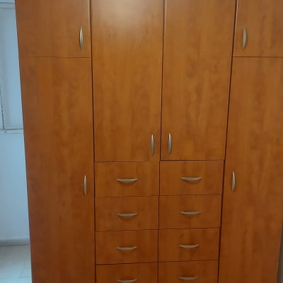 ארון עץ עם ידיות מתכת בחדר מואר