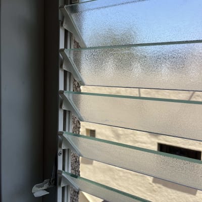 תריסי זכוכית פתוחים עם ידית מתכת בצד