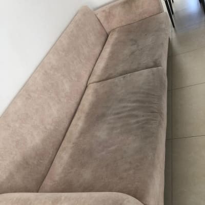 ספה מלוכלכת לפני ניקוי