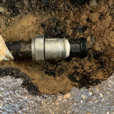 צינור ותשתית חשופים בעבודת אינסטלציה