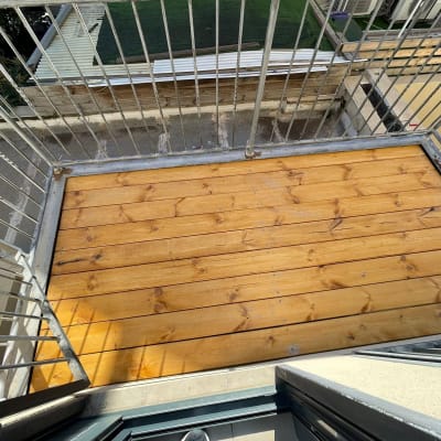 רצפת עץ במרפסת עם מעקה מתכת