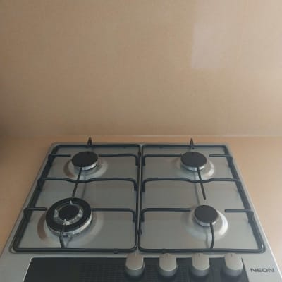 כיריים גז עם ארבעה מבערים וכפתורי שליטה