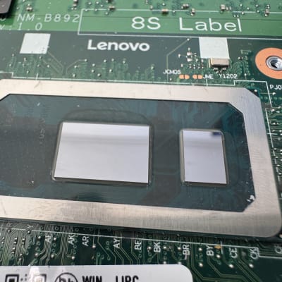 מעגל מודפס של מחשב עם רכיבים אלקטרוניים