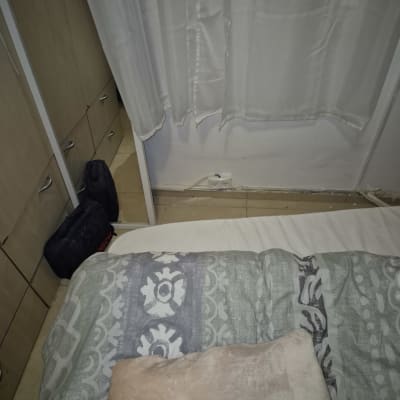 שקע חשמל ליד מיטה עם וילון