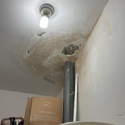 תקרה עם רטיבות ונזילה, צינור מתכת