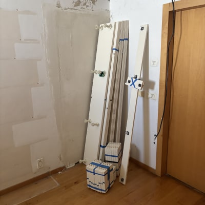 חלקי דלתות וכלים על רצפת עץ בחדר שיפוצים