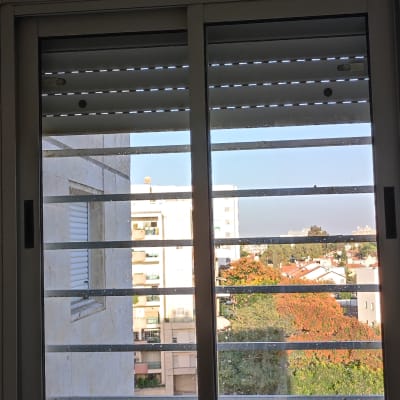 חלון עם תריסים סגורים למחצה