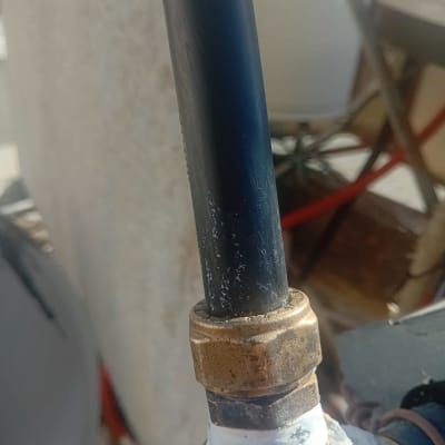 צינור שחור עם חיבור מתכת ועטיפת טפלון