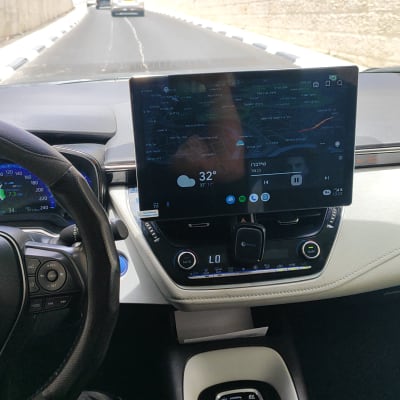 מסך מגע גדול במערכת מולטימדיה ברכב טויוטה