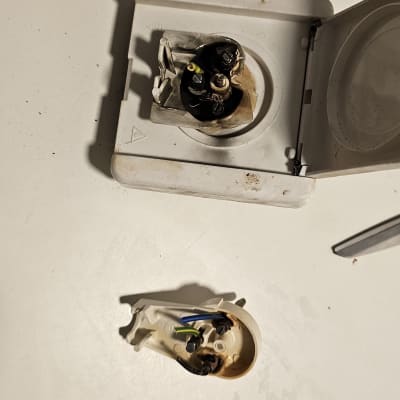 שקע חשמלי מפורק עם חוטים חשופים