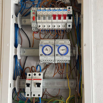 לוח חשמל עם חוטים ומפסקים חשמליים