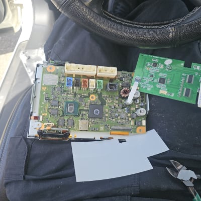 מעגלים מודפסים ומחברים בתוך רכב