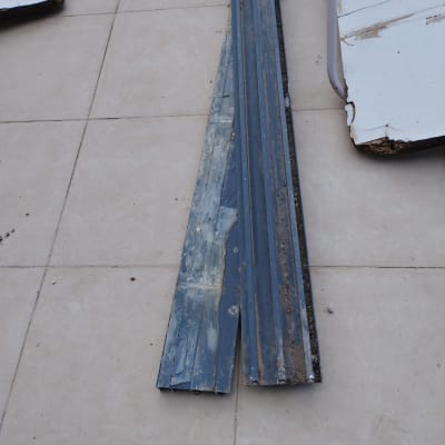 פרופילי אלומיניום כחולים מונחים על רצפה