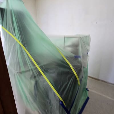 כיסוי ועטיפת רהיטים בניילון הגנה כהכנה לצביעת דירה מרוהטת