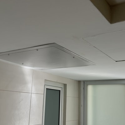 תקרת גבס עם פתחי שירות ומנורה שקועה