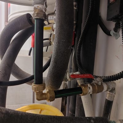 צינורות ומחברים במערכת אינסטלציה עם ברז אדום