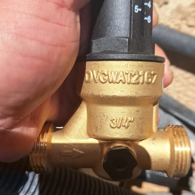 שסתום פליז עם כיתוב ומד לחץ