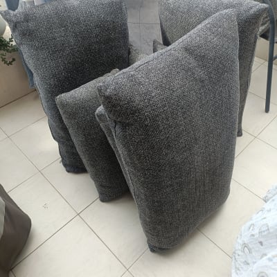 כריות ספה אפורות מונחות על רצפה