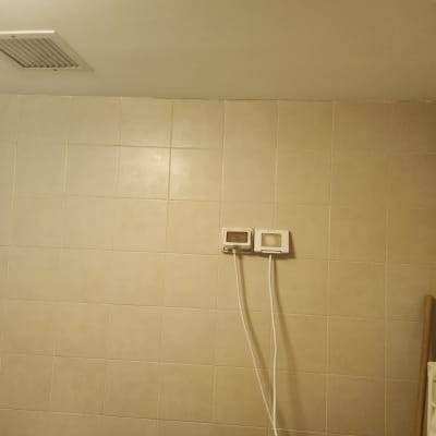 שני שקעים חשמליים עם חוטים על קיר