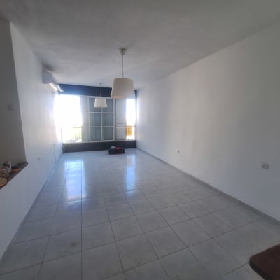 חדר עם קירות צבועים בלבן, רולר על הרצפה