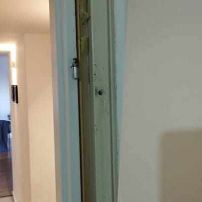 דלת פתוחה עם משקוף וחלקי מתכת גלויים