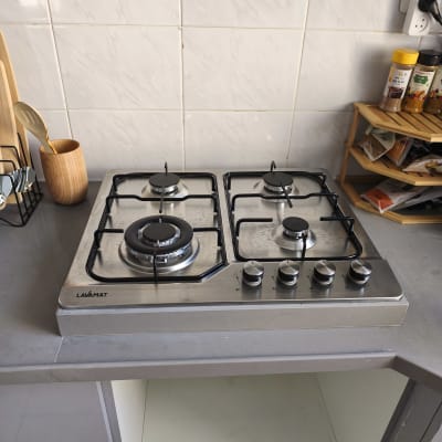 כיריים גז במטבח עם כלים ותבלינים