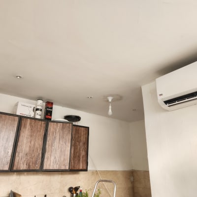 מזגן תלוי על קיר, נורה חשופה בתקרה