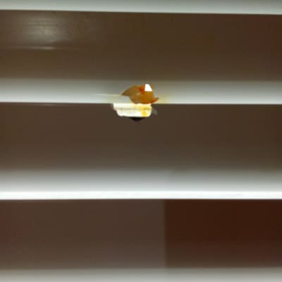 תריס עם חור ותיקון זמני