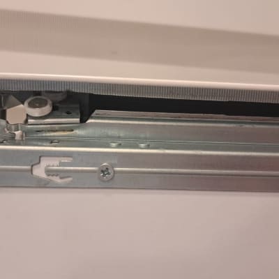 מסילת מתכת להרכבת דלת או חלון