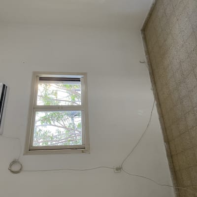 חדר ריק עם רצפה נקייה וקירות לבנים