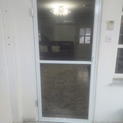 דלת אלומיניום עם זכוכית שקופה