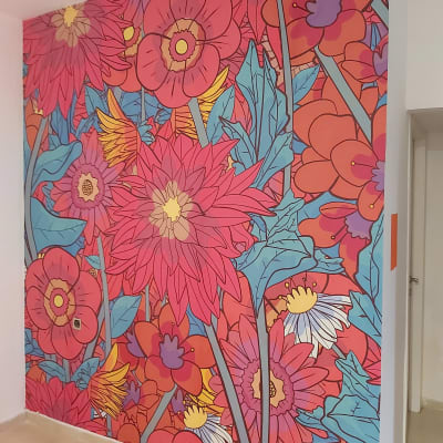 קיר עם טפט פרחים צבעוני בגווני אדום וכחול