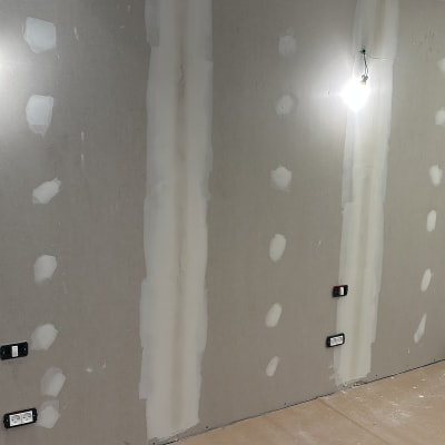 שני נורות חשמל תלויות, שקעים ומתגים על קיר